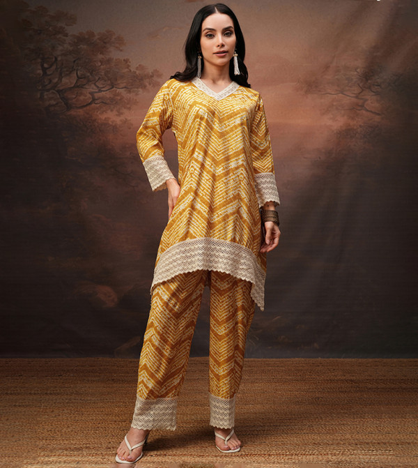 فيشوده  ملابس هندية - أصفر Kurtas & Sets