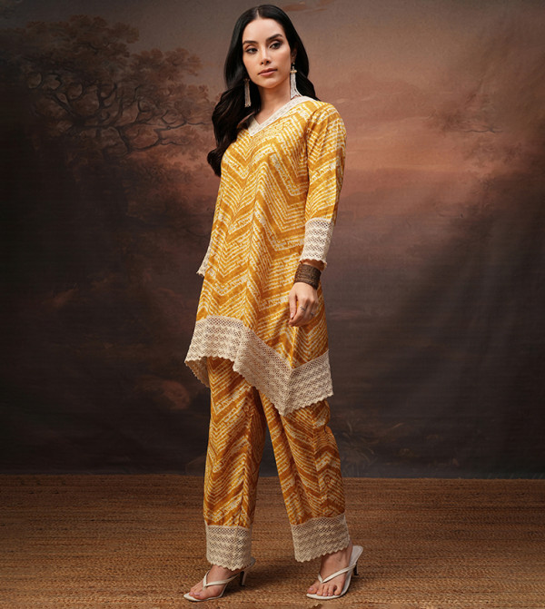 فيشوده  ملابس هندية - أصفر Kurtas & Sets