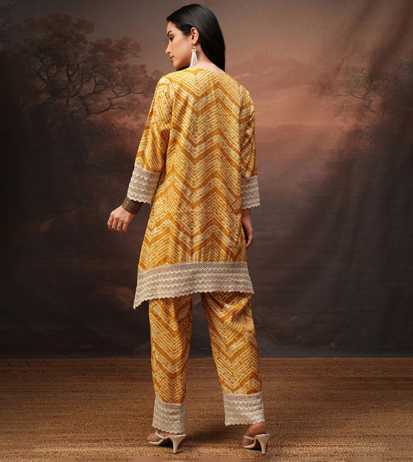 فيشوده  ملابس هندية - أصفر Kurtas & Sets