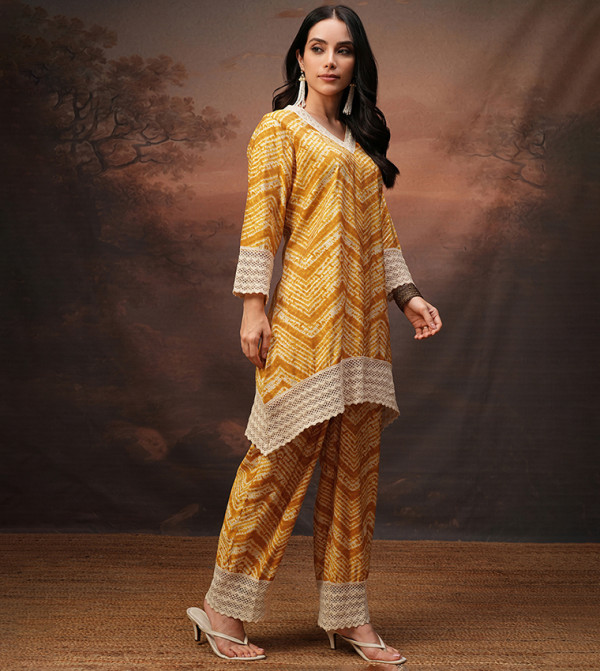 فيشوده  ملابس هندية - أصفر Kurtas & Sets