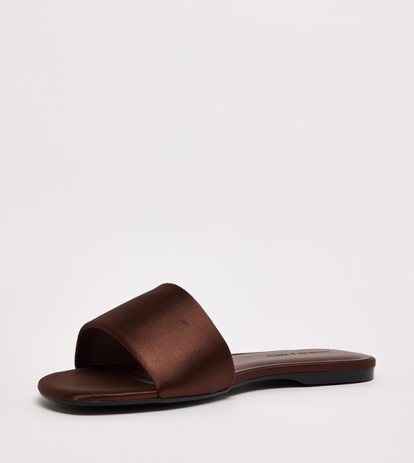تشارلز آند كيث  أحذية - بني داكن  Flat Sandals