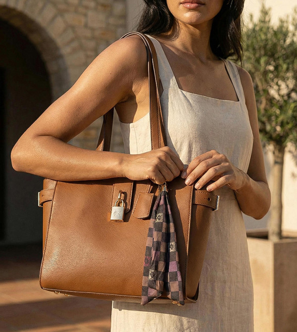 آن كلاين آن كلاين - بني  حقائب يد كبيرة