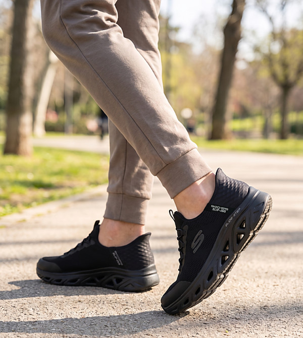 Skechers - BLACK Low Top