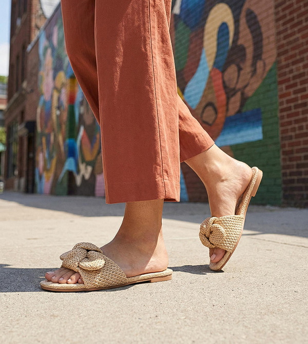 ستيف مادن  الصنادل المسطحة - بيج Flat Sandals