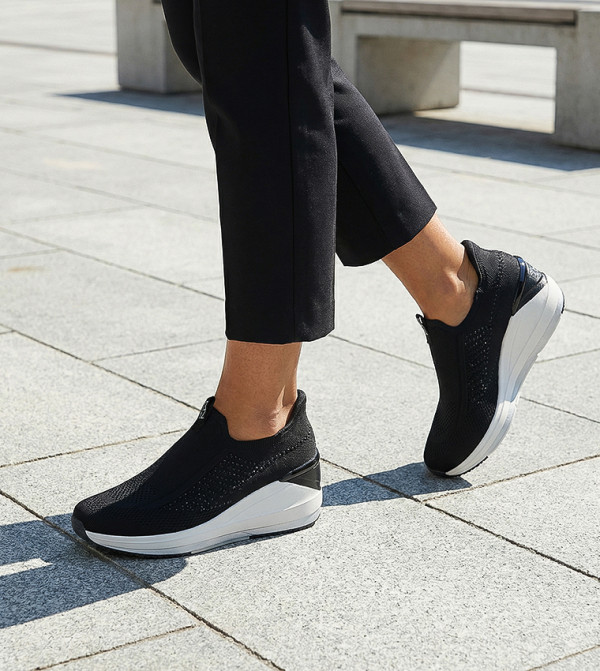 Skechers  Slip-Ons - Black Casual Slip-ons