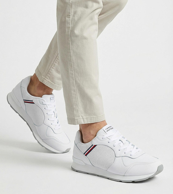 تومي هيلفيغر  أحذية سنيكرز - أبيض أحذية برقبة منخفضة 