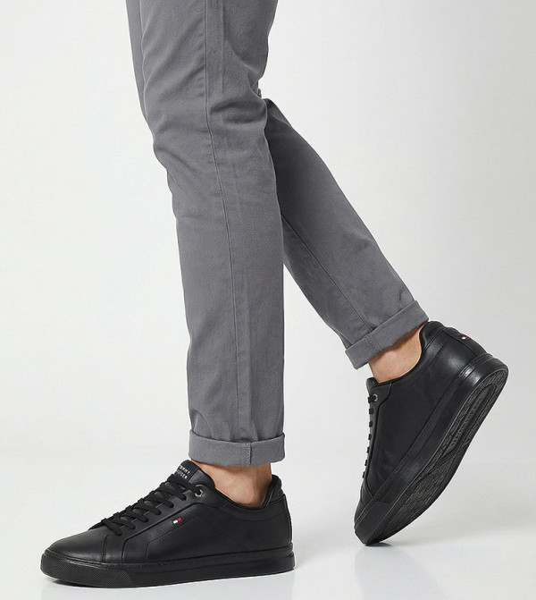 تومي هيلفيغر أحذية - أسود أحذية برقبة منخفضة