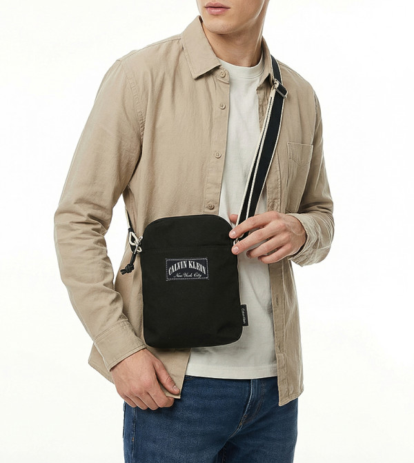 كالفين كلاين كالفين كلاين - أسود Cross Body & Sling Bags