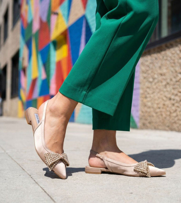 ستيف مادن  - رمادي داكن Flat Sandals
