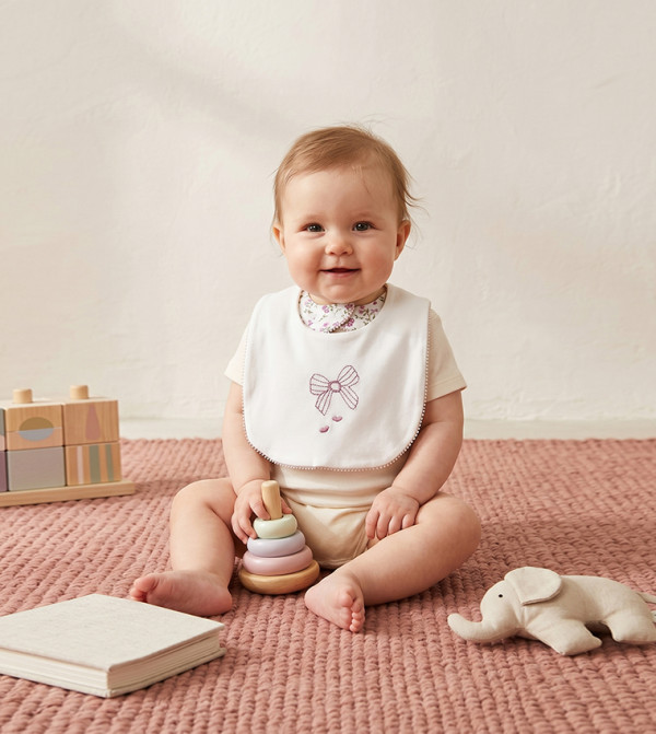 BABIES & MORE  Bibs & Hanky - White Bibs & Hanky