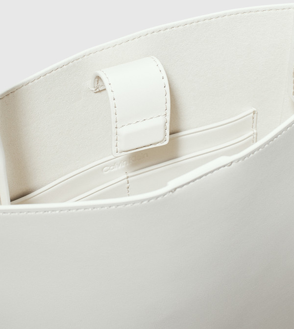 كالفين كلاين كالفين كلاين - أبيض حقائب يد كبيرة