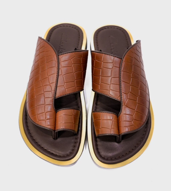 كلاركس   صنادل رياضة - بني  صنادل عربية