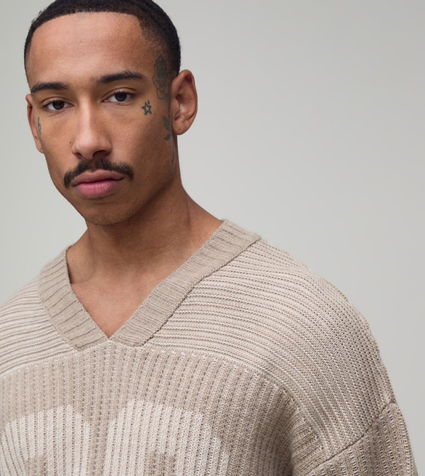 بوهو مان  سترات بياقة V  - بيج V-neck Sweaters
