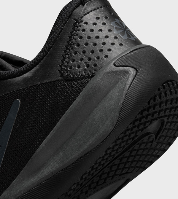 Nike sport-and-active-play - Black Low Top