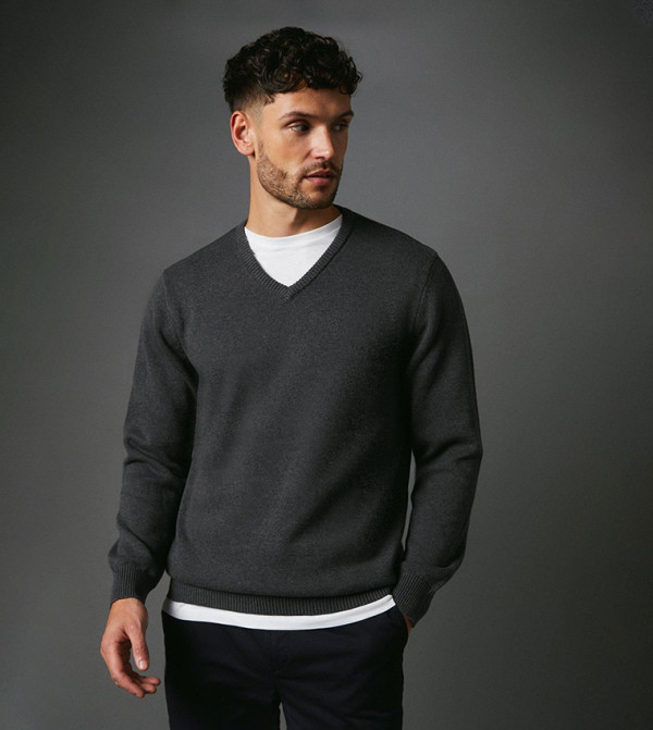 ماين  سترات بياقة V  - فحمي V-neck Sweaters