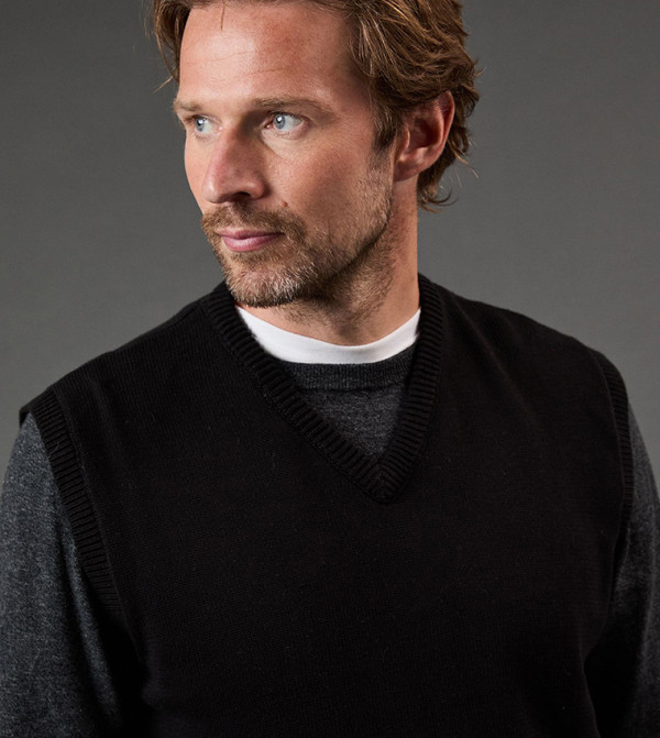 ماين  سترات بياقة V  - أسود V-neck Sweaters