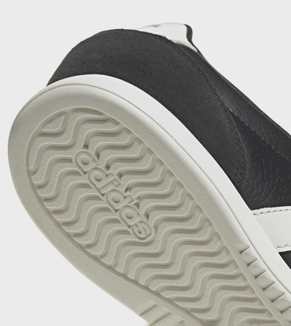 Adidas Adidas - Black Low Top