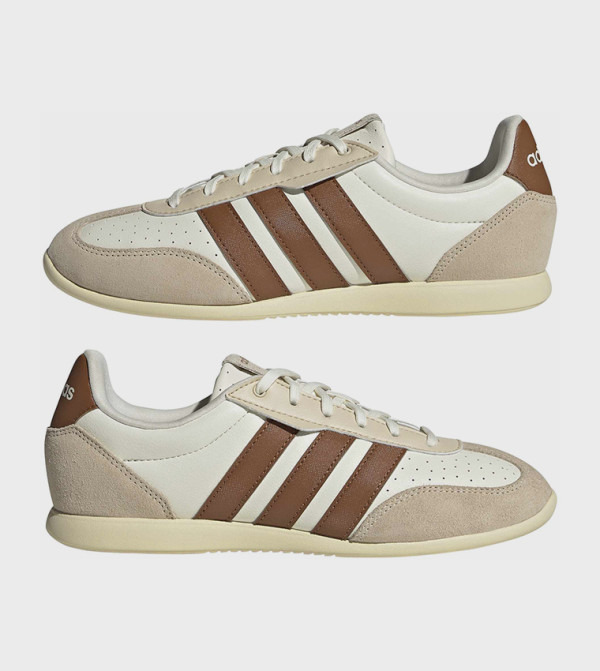 Adidas Sneakers - Off White Low Top