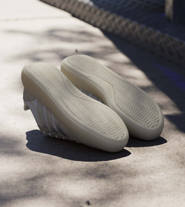 اديداس اديداس - أبيض أحذية برقبة منخفضة 