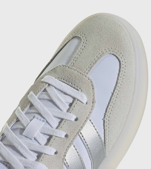 اديداس اديداس - أبيض أحذية برقبة منخفضة 