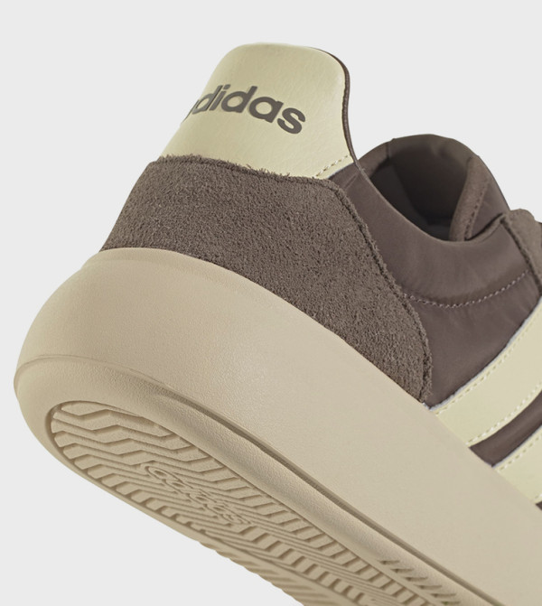 اديداس اديداس - بني  أحذية برقبة منخفضة 
