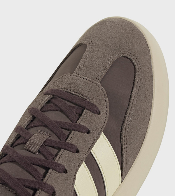 اديداس اديداس - بني  أحذية برقبة منخفضة 