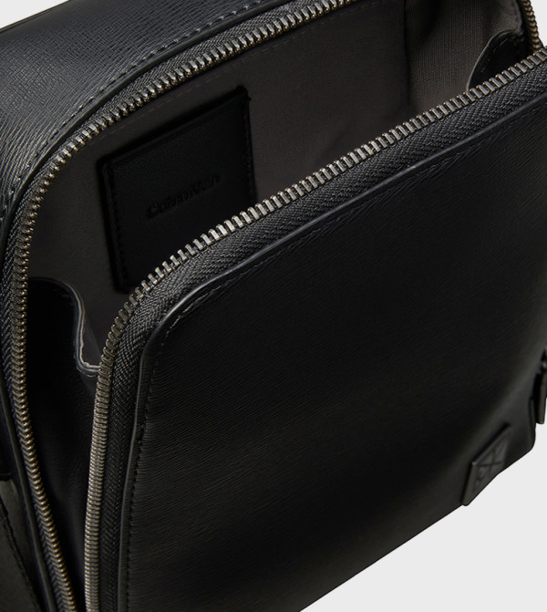 كالفين كلاين  حقائب يد - أسود Cross Body & Sling Bags