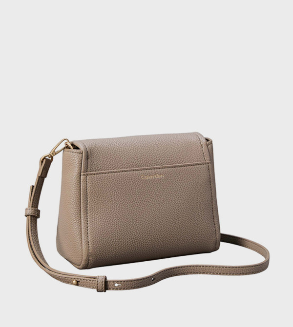 كالفين كلاين كالفين كلاين - بني  حقائب يد كبيرة