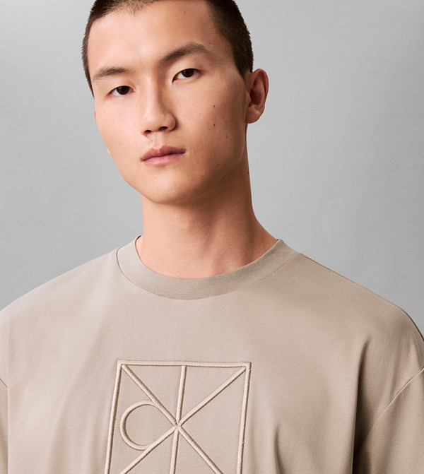 كالفين كلاين  تيشيرتات كاجوال - رمادي داكن Round Neck T-Shirts