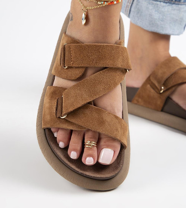 Manijero Manijero - Tan Flat Sandals