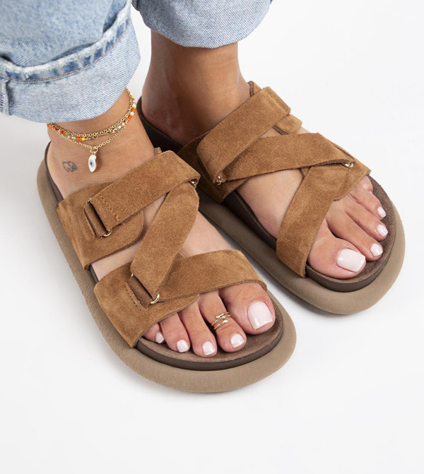 Manijero Manijero - Tan Flat Sandals