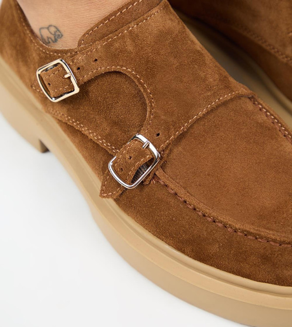 Manijero Manijero - Tan Casual Slip-ons