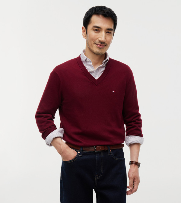 تومي هيلفيغر  سترات بياقة V  - بورغندي V-neck Sweaters