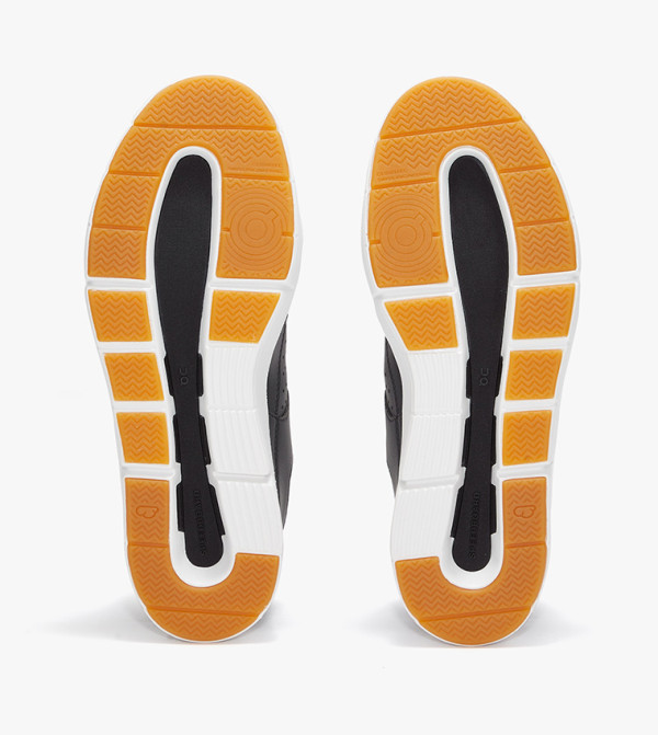 اون الرياضة   - أسود أحذية برقبة منخفضة 