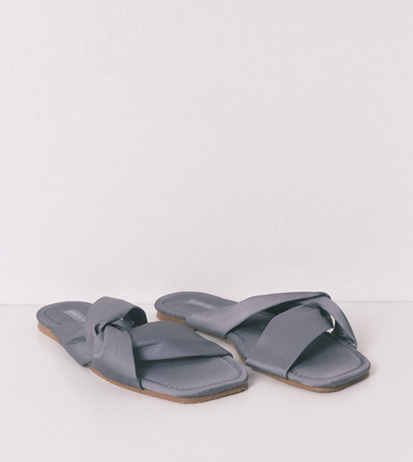 ويمينز سيكريت  الصنادل المسطحة - رمادي Flat Sandals
