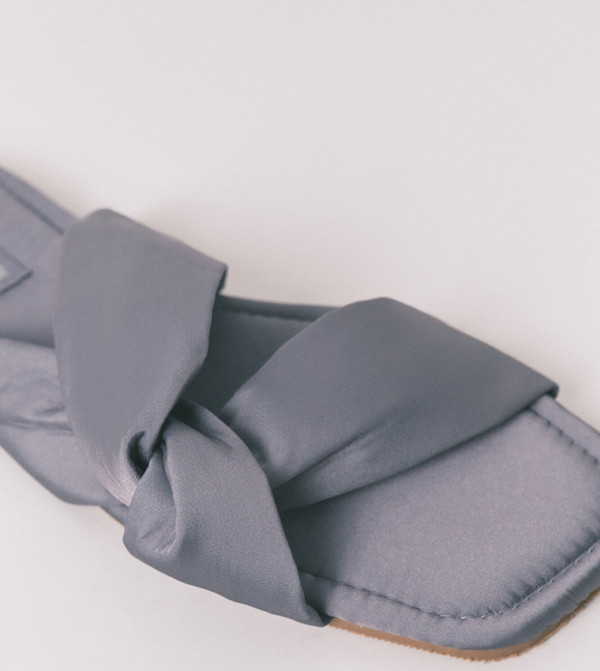 ويمينز سيكريت  الصنادل المسطحة - رمادي Flat Sandals