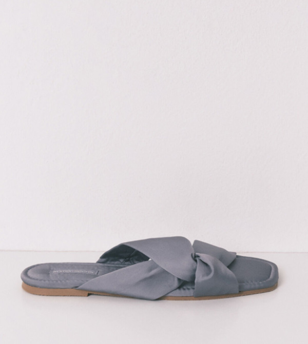 ويمينز سيكريت  الصنادل المسطحة - رمادي Flat Sandals