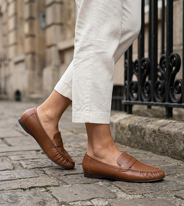 Naturalizer  Loafers & Mocassins - Tan undefined