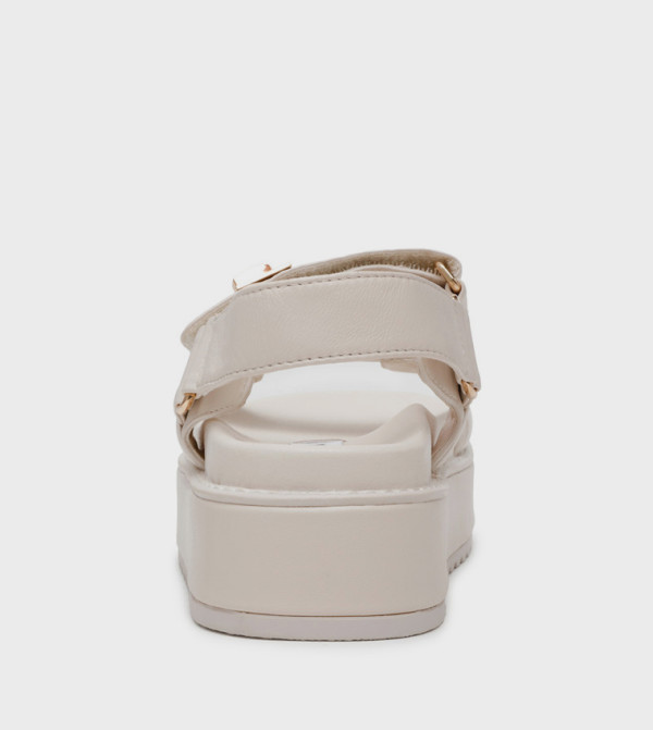 ستيف مادن الصنادل المسطحة - بيج Flat Sandals