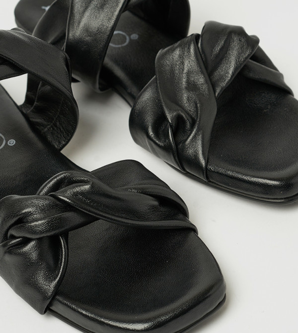 ي.سو ي.سو - أسود Flat Sandals