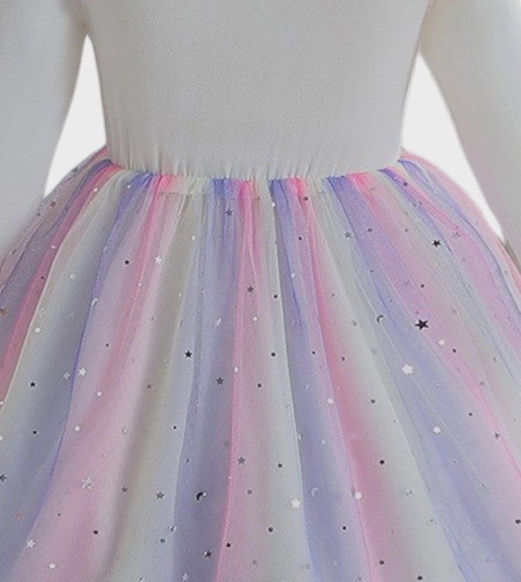 فستان يونيكورن لامع وأكمام طويلة وقصة ضيقة من الأعلى وواسعة من الأسفل