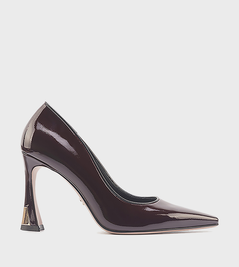 حذاء كعب لامع بمقدمة مدببة