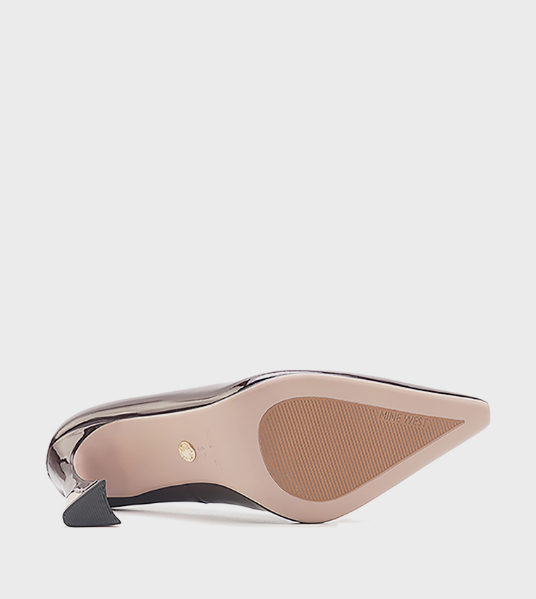 حذاء كعب لامع بمقدمة مدببة