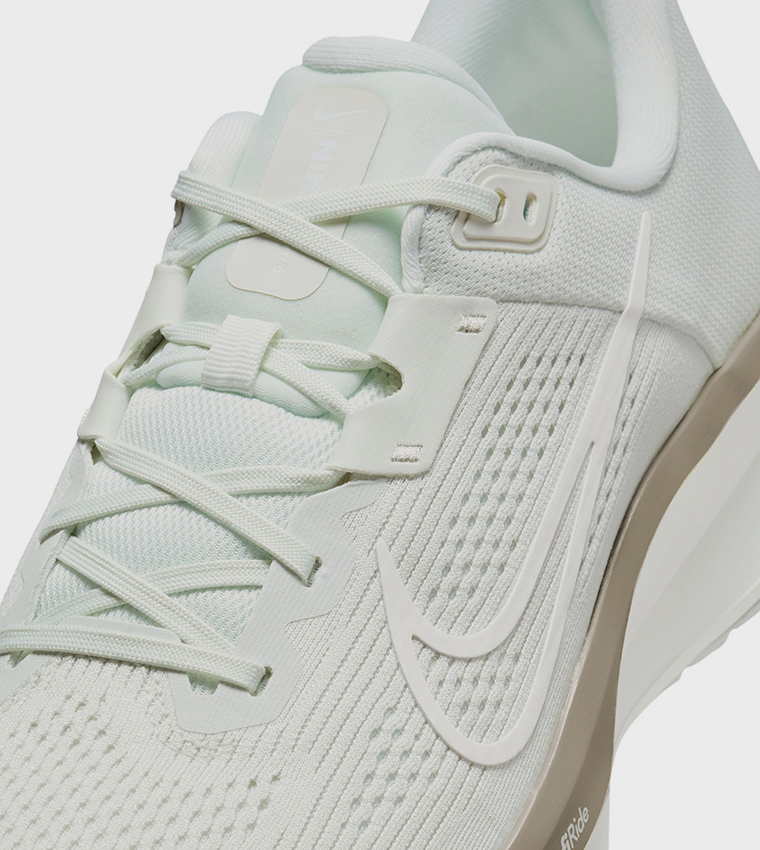 QUEST 6 Logo Print Running Shoes