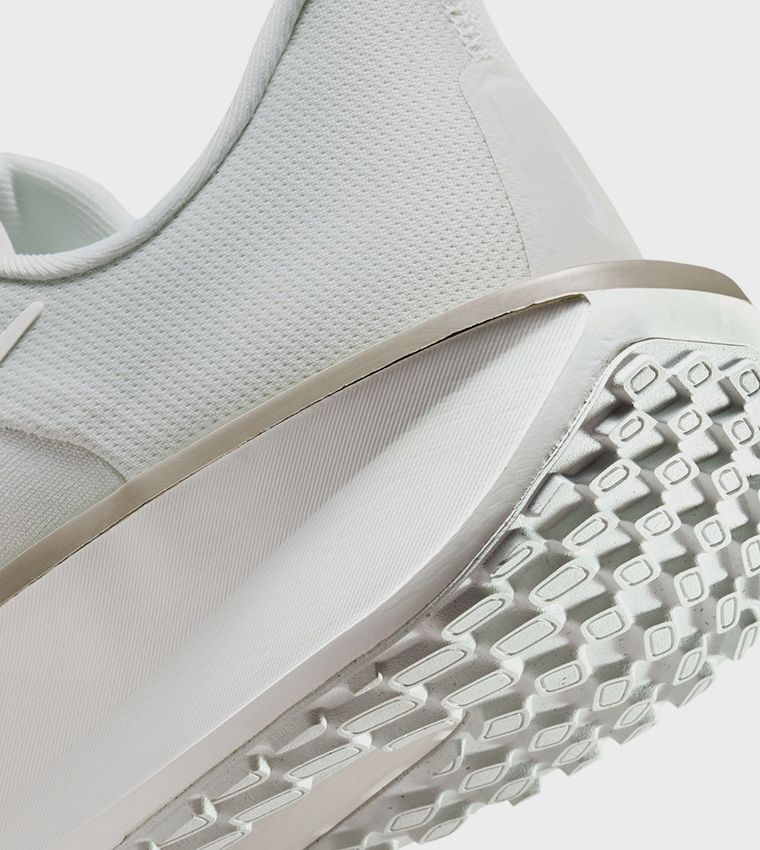 QUEST 6 Logo Print Running Shoes