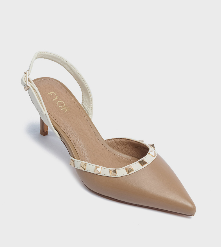 حذاء بمقدمة مدببة 