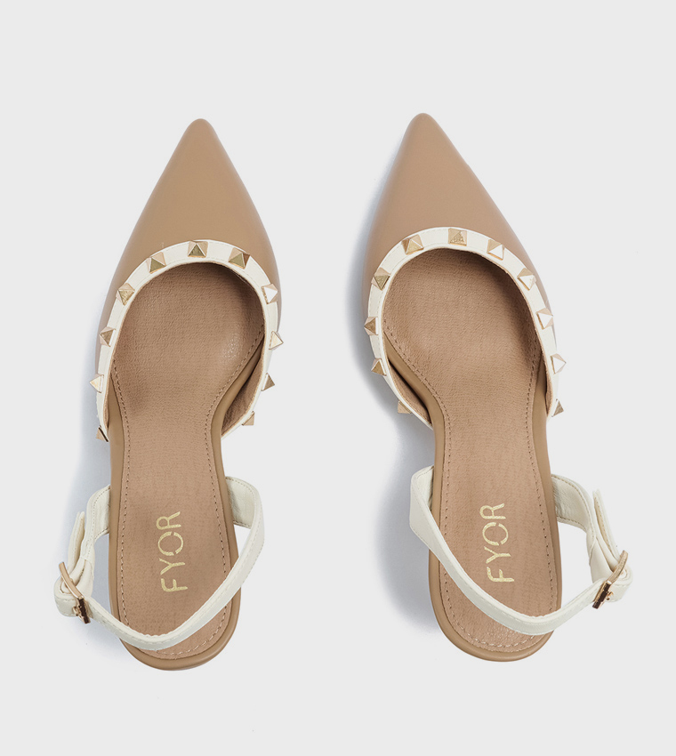 حذاء بمقدمة مدببة 