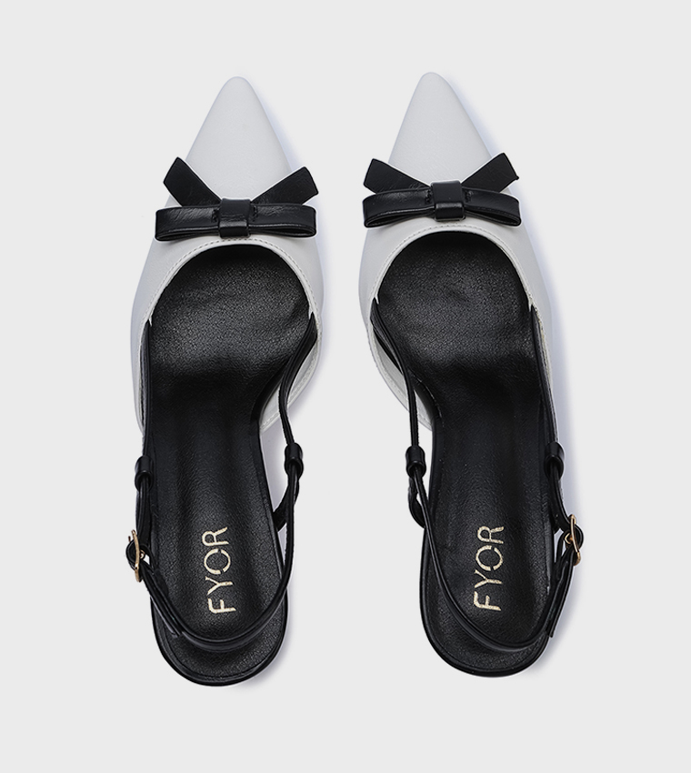 حذاء بمقدمة مدببة بحزام خلفي