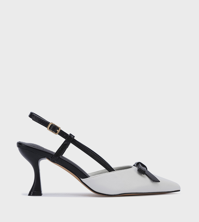 حذاء بمقدمة مدببة بحزام خلفي