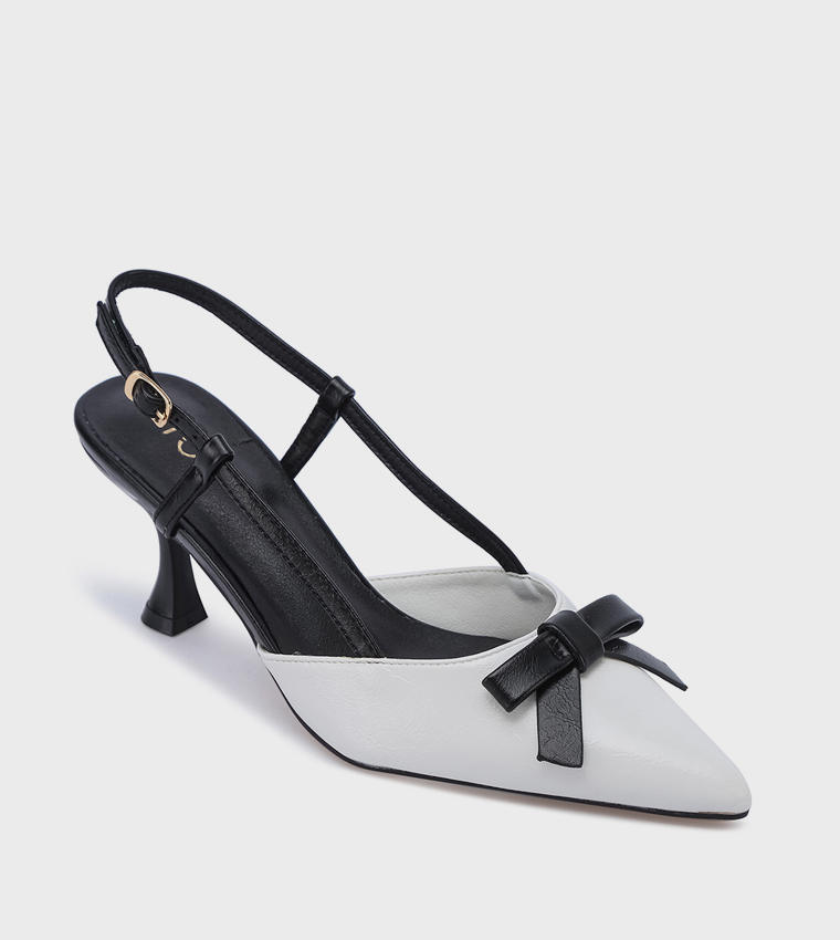 حذاء بمقدمة مدببة بحزام خلفي